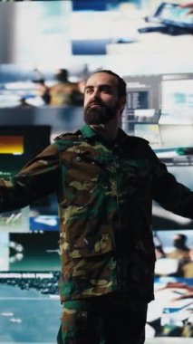 Yüksek teknoloji komuta merkezinde taktik operasyonlar üzerinde çalışan güvenlik kameralarından toplanan verilerle tatmin olmuş dikey video askeri asker. Ulusal çıkarları koruyan personel. Kamera B.