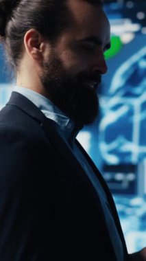 Dikey Video Genel işletme yöneticisi yapay zeka beyin siber uzayı için yeni yapay zeka öğrenme, programlama ve kodlama nöro ağlarını analiz eder. Akıllı teknoloji. Kamera.