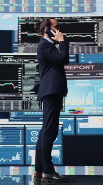 Dikey Video Erkek Girişimcisi KPI ölçümleri hakkında bilgi paylaşmak ve şirket performansını değerlendirmek için bir telefon görüşmesi yapıyor. Uzman, kazancını arttırmak için uzaktan iletişim kullanıyor.