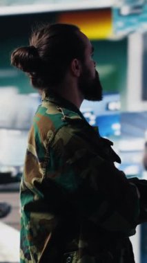 Komuta merkezinde çalışan Dikey Video Genç Asker bir ulusal savunma görevinde verileri, istihbaratı ve yapay zeka savaş taktiklerini birleştirdi. Silahlı kuvvetler