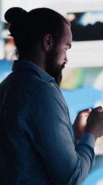 Dikey Videolu Uykusuz Saplantılı Adam, sosyal medya tüketiminin ve takıntılı kıyamet kopukluğunun, kaygı ve kendine güven sorunlarını tetikleyen psikolojik etkilerinin kaybolmasından korkuyor.