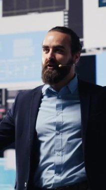 Bir vizyonu paylaşmak, yeni büyüme stratejisi ve küresel kalkınma fikirleri hakkında tartışmak için iş sunumuna ev sahipliği yapan dikey video genel müdürü. Katılımcılar için elsiz mikrofon kullanmak