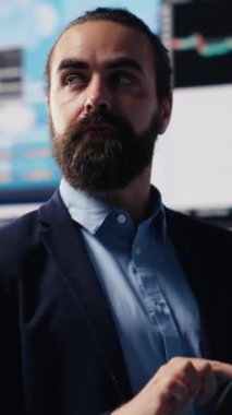 İş büyümesi elde etmek için yeni bir çözüm arayan Dikey Video Şirketi yöneticisi, tüm raporları ve KPI metriklerini analiz ederken başarı için sıkı çalışıyor. Uluslararası genişleme. Kamera A.