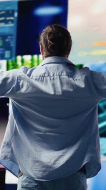 Dikey Video Young gündelik elemanı dijital dünyada online internet bağlantısından keyif alıyor, gerçek zamanlı bağlantının altını çiziyor, iletişim için online varlığın altını çiziyor. Sosyal ağ eğlencesi. Kamera A.