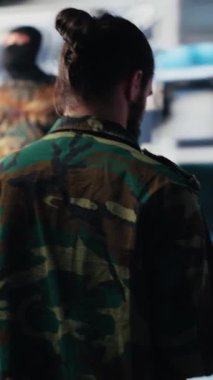 Dikey video silahlı kuvvetleri subayı İHA ve uydu görüntülerini izleyip istihbarat topluyor, savaş planlaması için bilgi topluyor. Görev kontrolü ve siber operasyonlar yoluyla küresel operasyonları güvence altına almak