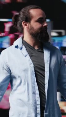 Dijital dünyada sosyal ağa bağlanma hırsı olan dikey videolu genç adam, küresel sosyal medya izleyicisi. Hikaye anlatma ve başarı için markalaşma araçlarına yatırım yapan bir adam. Kamera B