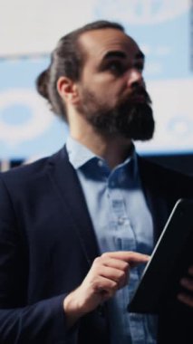 Vertical Video High yürütme subayı, analitik raporlar ve KPI projeksiyonları ile şirketlerin kâr büyümesi için verimli kararlar vermesini sağlayacak yeni güçlü fikirler düşünüyor. Öngörü