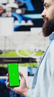 Vertical Video Male web kullanıcısı, sosyal medya platformları için kopyalama alanı olan, eğlenceli etkinlikler için çevrimiçi bağlantı sağlamak için yaratıcılık ve mobil teknoloji gösteren bir telefon kullanıcısıdır. Kamera B.