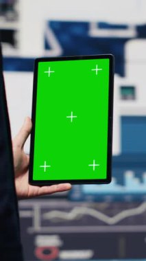 Dikey Video Girişimcisi, gelecekteki başarı için kurumsal performansı ve planı optimize etmek amacıyla tableti kopyalamak ve gösterge panelleri, finans trendleri ve KPI metrikleri ile kaldıraç gücü kullanıyor. Büyüme planı