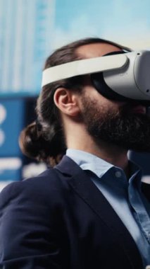 Dikey Video Lideri, küresel genişleme ve büyümeyi güvence altına almak için başarılı bir strateji için VR aygıtı ile veri güdümlü planlama yapar. Performans fikirlerini yönlendirmek için 3 boyutlu simülasyon üzerinde grafikler kullanılıyor. Kamera A.