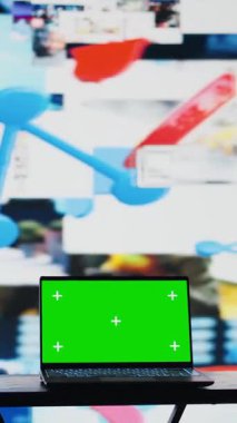 Sosyal ağ uygulamaları, modern web tasarımı ve kolay çevrimiçi bağlantı için kullanıcı arayüzü yanındaki dizüstü bilgisayarda kopya alan modellemesi yapan dikey video ekranı. Medyada mobil etkileşim. Kamera B.