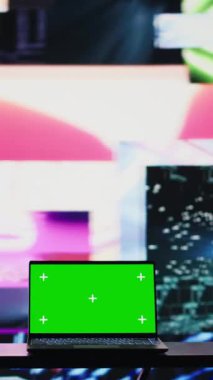 Sanatsal ışıkların yanında yeşil ekran maketini gösteren bir dizüstü bilgisayarı olan dikey video boş uzay, gece ortamı ve müzik kültürü için ses manzarası yaratıyor. Görsel sanat titreşimleri ve yaratıcılık yayılıyor