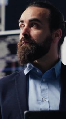 Dikey Video İşletme uzmanı, yeni bir büyüme stratejisi için gösterge paneline aylık performans ölçümleri yansıtarak, mali durumu ve şirketin raporlarını analiz ediyor. Dijital aletler. Kamera A.