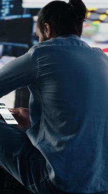 Dikey Video Etkilenen Adam, çevrimiçi platformlardaki aşırı bilgiler ve aşırı sosyal medya kullanımı nedeniyle sosyal kaygı yaşıyor. Kendine güveni olmayan bunalmış bir adam.