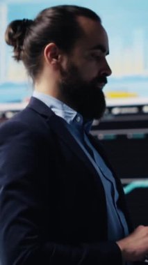 Fintech verileri ve tahmin modelleriyle çevrili dikey video, raporları analiz eden yetenekli girişimci ve ticari büyümeyi yönlendiren içgörü. Şirket verimliliği ve akıllıca kararlar verme. Kamera A.