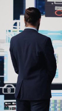 Dikey Video Durdurulamaz girişimci başarılı işiyle kendinden emin, verimli performans ölçümlerine ve sezgilerine bakıyor. Şirket mirası ve yetkilendirme hakkında gurur duymak