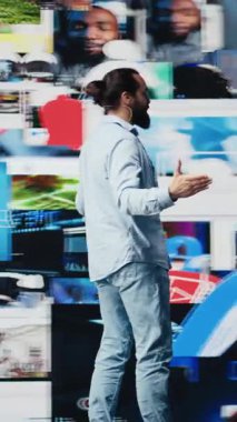 Dikey Videolu Gevşek Halk Konuşmacısı, bir konferans sırasında izleyiciyle bağlantı kurarak sosyal medya yeniliklerini ve katılımını sağlamak için gerçek zamanlı etkileşimleri gösteriyor. Eğlence. Kamera B.