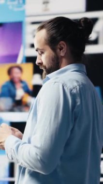 Dikey Video Gündelik Adam telefonuyla mesajlaşıyor ve sosyal medya bağlantısından keyif alıyor, sosyal platformlar görsel ve kullanıcı arayüzü iletişimin ve modern eğlence dünyasının gücünü vurguluyor