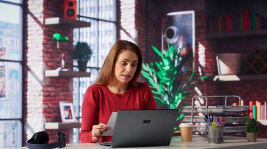 Sanal bir iş görüşmesinde başvuran kadın, internet üzerinden görüntülü görüşme yapıyor, bir web işe alma platformunda iş başvurusunda bulunuyor. İşe alınmak isteyen hırslı bir kadın, iş teklifi. Kamera A.