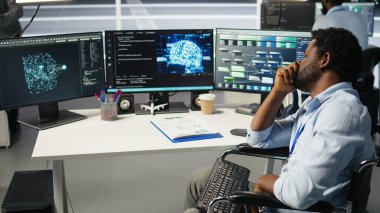 Veri merkezinde belden aşağısı felçli sabırsız mühendis yavaş yapay zeka ağaç yazılımından rahatsız oldu. Bozuk sunucu merkezi çalışanı hatalı görsel programlama aracı kamera A tarafından hayal kırıklığına uğratıldı