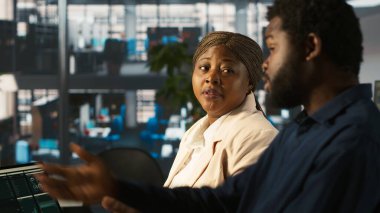 Ofisteki kızgın yönetici, ana performans hedeflerini vuramadığı için çalışanı azarlıyor. İşteki çalışanla kavga eden üzgün yönetici düşük üretim için onu azarlıyor, kamera A