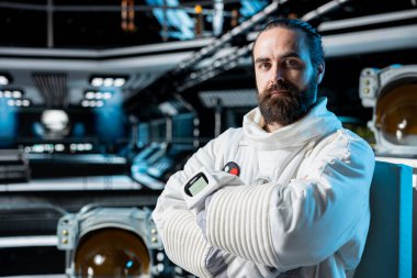 Kozmik yolculuk sırasında kozmonotların gelecekteki uzay gemisinde uçup dünya dışı yaşam arayışının portresi. Uzay aracındaki astronot, uzak mesafe uzay yolculuğu sırasında diğer gezegenlerin yaşam alanlarını test ediyor.