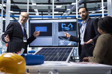 Hissedarlara satış sunumu yapan fabrika işadamları güneş paneli çözümleri gösteriyorlar. Endüstriyel santral yöneticileri, sürdürülebilir enerji sektöründeki yenilikleri yatırımcıların önünde sergilediler