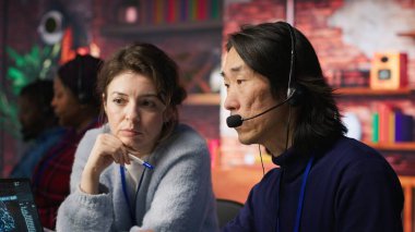 Müşterinin hesaplara ve cihazlara tekrar erişmesine yardım eden bir denetleme ajanını ara. Müşteri merkezi yöneticisi, A kamerasının şifresini sıfırlamak için yardıma ihtiyacı olan stajyer asistana nezaret ediyor.