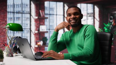 Afrika kökenli Amerikalı uzaktan kumandalı işçi, bilgisayardaki günlük serbest çalışma işlerini hallediyor, modern dairesinin rahatlığı için rahatça çalışıyor. Teknolojiden anlayan siyah adam internet kullanıcısı, birden fazla iş yapıyor. Kamera A.