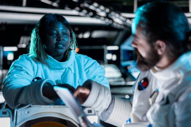 Kozmonotlar dışarıdaki gezegen görevine hazırlanıyor. İncelemek için örnekler topluyorlar. Yörünge istasyonu konuşuyor, güneş sistemi gezegenine iniş prosedürlerini başlatıyor, evreni daha da derinleştiriyor.