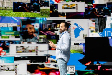 Mobil teknoloji vasıtasıyla küresel bir sosyal medya izleyicisine bağlanan içerik yaratıcısı, hikaye anlatma ve markalaşma için dijital araçlar kullanarak nüfuz, katılım ve çevrimiçi varlık oluşturmak için.