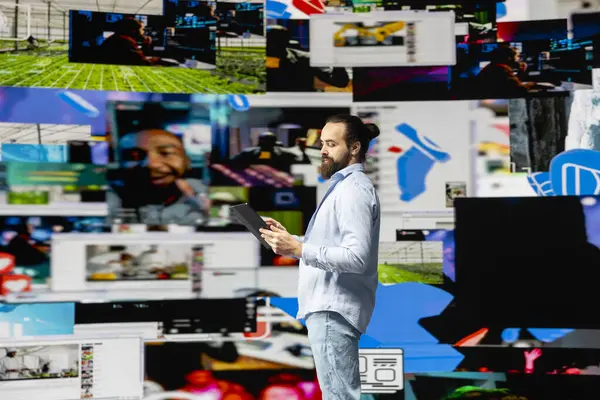 Mobil teknoloji vasıtasıyla küresel bir sosyal medya izleyicisine bağlanan içerik yaratıcısı, hikaye anlatma ve markalaşma için dijital araçlar kullanarak nüfuz, katılım ve çevrimiçi varlık oluşturmak için.