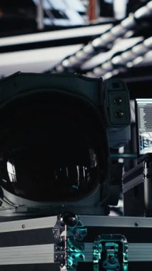 Dikey video Mockup yörünge istasyonu astronotlarına gezegenlerin yaşanabilirlik faktörlerini değerlendirmede yardımcı oluyor. Uzayda navigasyon koordinatlarını doğrulamak için kullanılan uzay gemisinde yeşil ekran görüntüsü