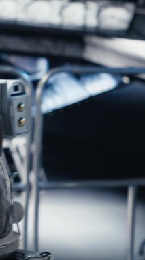 Yıldız gemisindeki dikey video dizüstü, Mars 'a yörüngesel uçuş sırasında termal denge ve çekirdek performans ölçümlerini gösteriyor. Uzaylı Kızıl Gezegen 'i gezerken, uzay gemisi motor okumaları analitikleri defterde.