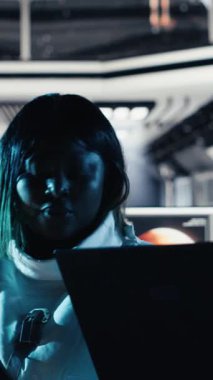 Dikey Kozmonot 'un iş arkadaşıyla yumruk tokuşturduğu bir video. İnsanoğlunun hayatta kalma seferi sırasında yıldız gemisini gezegene inmeye bırakıyor. Astronot kask takıyor, uzay gemisinden ayrılıp gezegeni kolonileştiriyor.