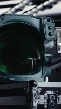 Dikey video, fütüristik uzay aracı hangarındaki yeşil ekran tableti sistem tanılarını izlemek için kullanılıyor. Uzay istasyonu kokpitindeki yörüngesel navigasyon verileri için kullanılan krom anahtar aygıtı