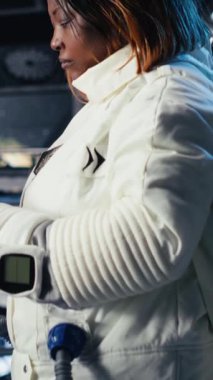 Uzay gemisi astronot miğferi üzerinde kozmik uçuş sırasında performans ölçümlerini gösteren dikey video arızası göstergesi. Uzay gemisindeki kozmonot teçhizatında tehlike alarmı yanıp sönüyor