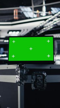 Mars görev analizini gösteren yakınlardaki monitörün yanındaki veri girişi için uzay aracında kullanılan dikey video yeşil ekran dizüstü bilgisayar. Gezegen yönetiminde uzay istasyonu mürettebatına yardımcı olan Mockup defteri