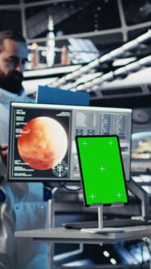 Uzay gemisinde birlikte uçan dikey video astronotları Mars 'ı keşfediyor, dünya dışı yaşam arıyor. Kızıl Gezegen 'e iniş yapmadan önce uzay aracındaki kozmonot operasyonel hazırlık sağlıyordu.