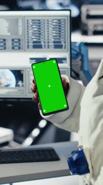 Dikey video astronot kozmik yolculuk sırasında dizüstü bilgisayardan insan genleşmesini kontrol ediyor. Yörünge istasyonu mürettebatı, insanoğlunun hayatta kalma seferi sırasında not defteri kullanarak sistemleri yönetiyor, kamera B