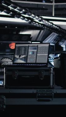 Yüksek teknoloji ekipman izleme analizleriyle çevrili uzay istasyonundaki dikey krom anahtar monitörü. İzole ekran görüntüsü gerçek zamanlı görev kontrolü ve uzay aracı donanımına olanak sağlıyor