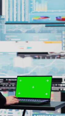 Performans ölçümlerini, finans grafiklerini ve yeni bir yatırım ve karar verme sürecine rehberlik edecek strateji araçlarını inceleyen bir kroma anahtar ekran ile Dikey Video Genel Müdürü. Uzun vadeli iş büyümesi