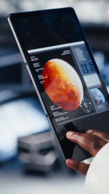 Mars seyahati sırasında uzay aracında dizüstü bilgisayarın yanında yanıp sönen dikey video Kritik Hata Alarmı. Astronot ekipmanlarında arıza tehlikesi uyarısı.