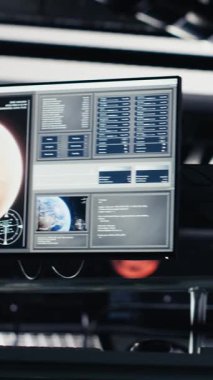 Dikey Videocu, sessiz yörünge istasyonunda uzayın derinliklerinde duygusal bilanço hissediyor. Sıkıcı astronot, uzun bir görev süresinden sonra boş boş bakıyor. Kamera A: