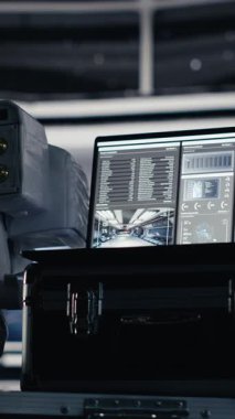 Düşey video Astronot, olay sonrası acil durum sinyali göndermek için bilek ekranına basıyor. Yaralı uzay istasyonu mürettebatı acil durum sırasında yer kontrolüyle temas kurmaya çalışıyor.