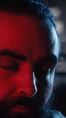 İnsanoğlunun hayatta kalma seferi sırasında uzay gemisindeki tablet üzerindeki navigasyon koordinatlarını doğrulayan dikey video. Astronotlar sensörleri ayarlıyor, uzay görevindeki insan genişlemesini doğruluyor.