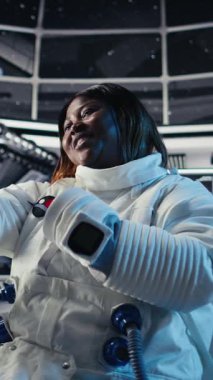 Uzay gemisi sensörlerini kalibre eden dikey video ekibi izole ekran monitörü kullanarak göreve hazırlanıyor. Astronotlar kroma anahtar ekran kullanarak güneş sisteminde iniş prosedürlerini başlatıyorlar