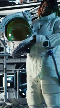 Uzay gemisi kontrol bölmesinde bulunan dikey video astronot giysisi miğferi ve dizüstü bilgisayarı tanılama ve görev telemetrisini gösteriyor. Uzay istasyonunda dizüstü bilgisayarın yanında performans gösteren kozmonot ekipmanları