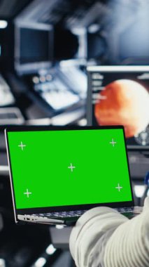 Dikey video astronot son keşifleri paylaşmak için video çağrısı sırasında komuta merkeziyle kozmik kökenleri araştırıyor. Kozmonot haritalaması Dünya ekibine bilimsel bulgular sağlıyor.