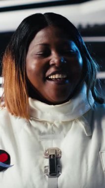 Dikey video görevi başarısız oldu. Uzay gemisindeki kozmonot ekipmanları üzerinden yabancı gezegene yapılan kozmik uçuş sırasında ışık yanıp sönüyor. Uzay gemisi takibinde kriz tehlike uyarısı.